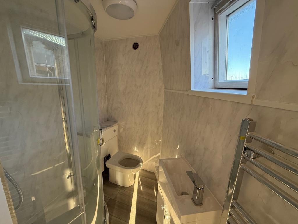 Lot: 173 - FORMER OFFICE WITH PERMITTED DEVELOPMENT TO CONVERT TO RESIDENTIAL DWELLING - Top floor Shower room